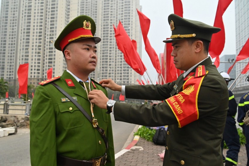 Tổ Kiểm tra Điều lệnh CAND của CATP liên tục tuần tra, nhắc nhở CBCS giữ đúng tác phong, điều lệnh. Tổ Kiểm tra Điều lệnh CAND của CATP liên tục tuần tra, nhắc nhở CBCS giữ đúng tác phong, điều lệnh.