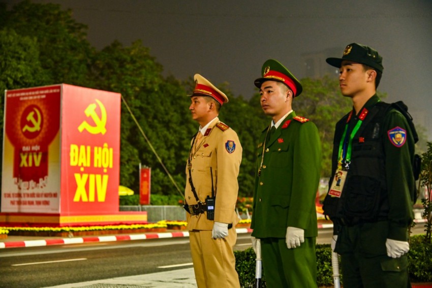 4h30 sáng ngày 19-1, các lực lượng Công an Thủ đô đã có mặt, triển khai đội hình ở các điểm theo phương án tổng thể bảo vệ an ninh, an toàn Đại hội Đảng lần thứ XIV của CATP. 4h30 sáng ngày 19-1, các lực lượng Công an Thủ đô đã có mặt, triển khai đội hình ở các điểm theo phương án tổng thể bảo vệ an ninh, an toàn Đại hội Đảng lần thứ XIV của CATP.
