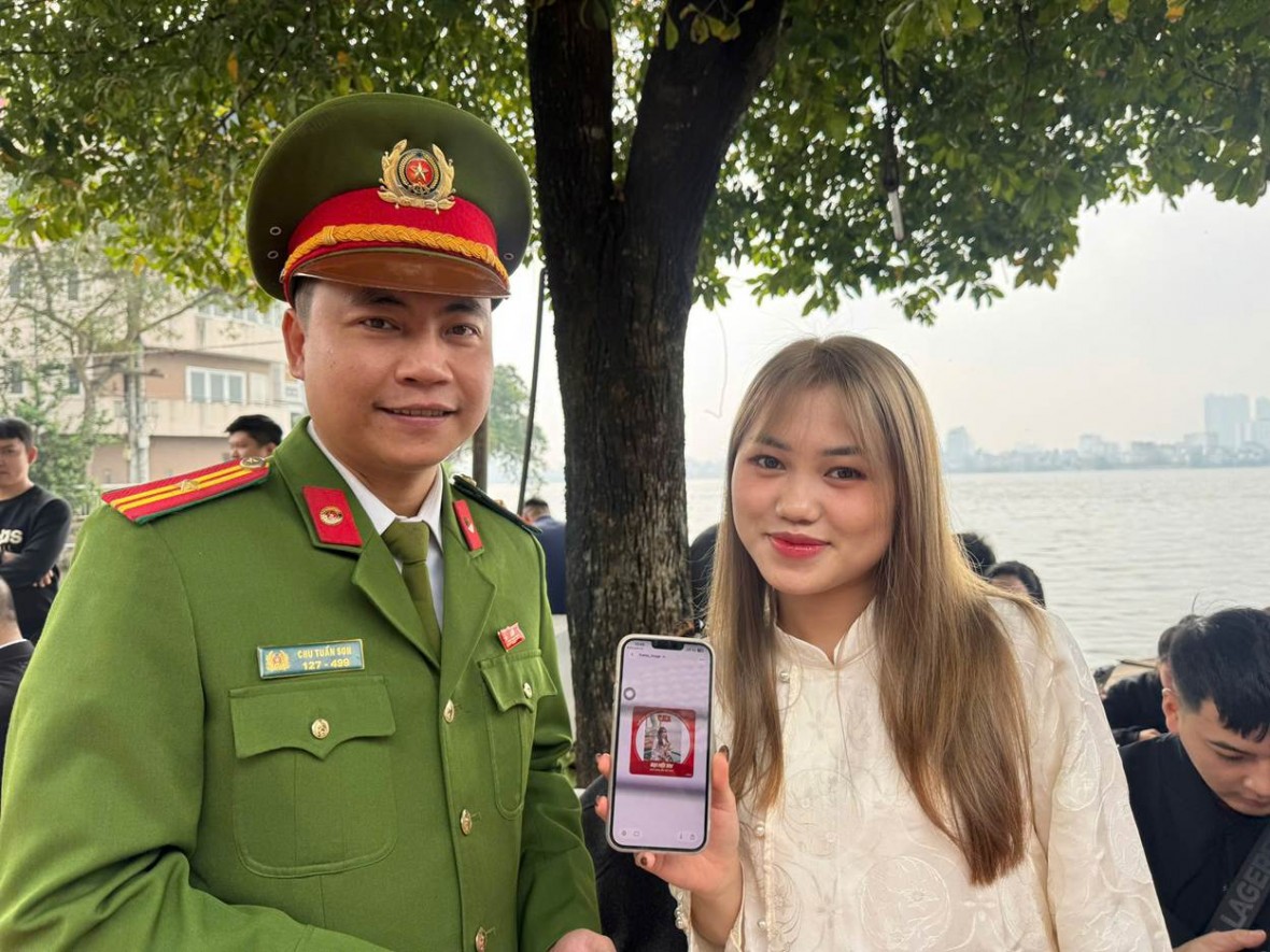 Người dân ủng hộ cách làm sáng tạo và cùng thay hình nền điện thoại chào mừng Đại hội lần thứ XIV của Đảng