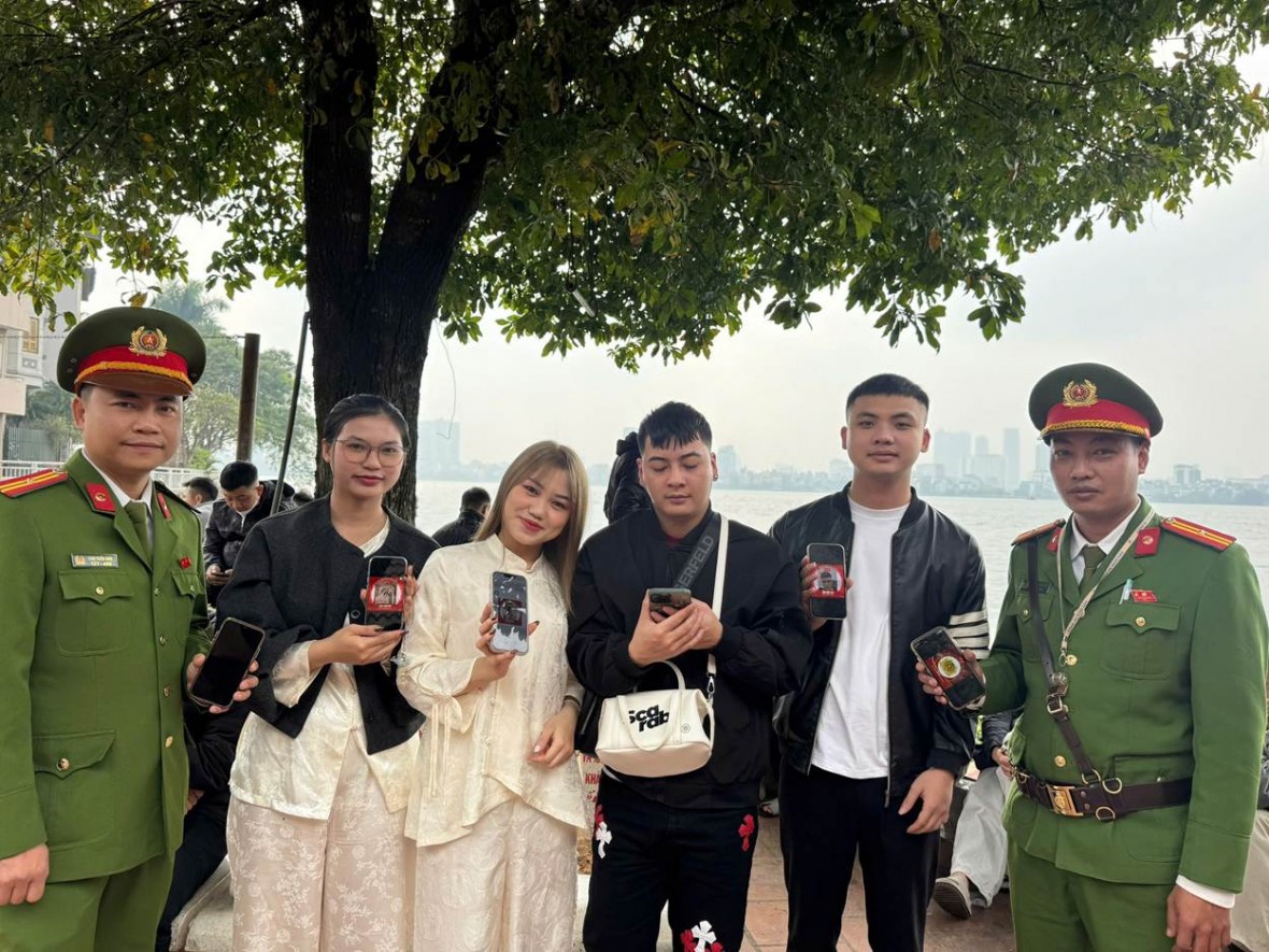 Công an phường Tây Hồ bảo đảm ANTT tại Phủ Tây Hồ, kết hợp tuyên truyền chào mừng thành công Đại hội lần thứ XIV của Đảng.