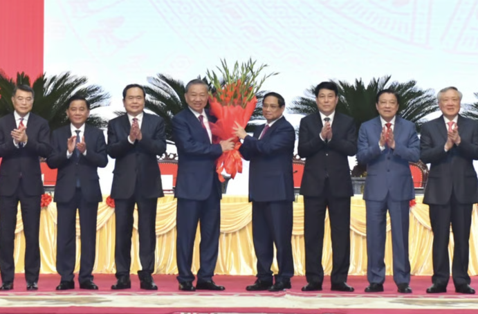 Ủy viên Bộ Chính trị, Thủ tướng Phạm Minh Chính thay mặt các đồng chí Lãnh đạo chủ chốt, Lãnh đạo cấp cao của Đảng, Nhà nước tặng hoa chúc mừng đồng chí Tô Lâm được bầu giữ chức Tổng Bí thư Ban Chấp hành Trung ương Đảng Cộng sản Việt Nam khóa XIII hồi tháng 8/2024