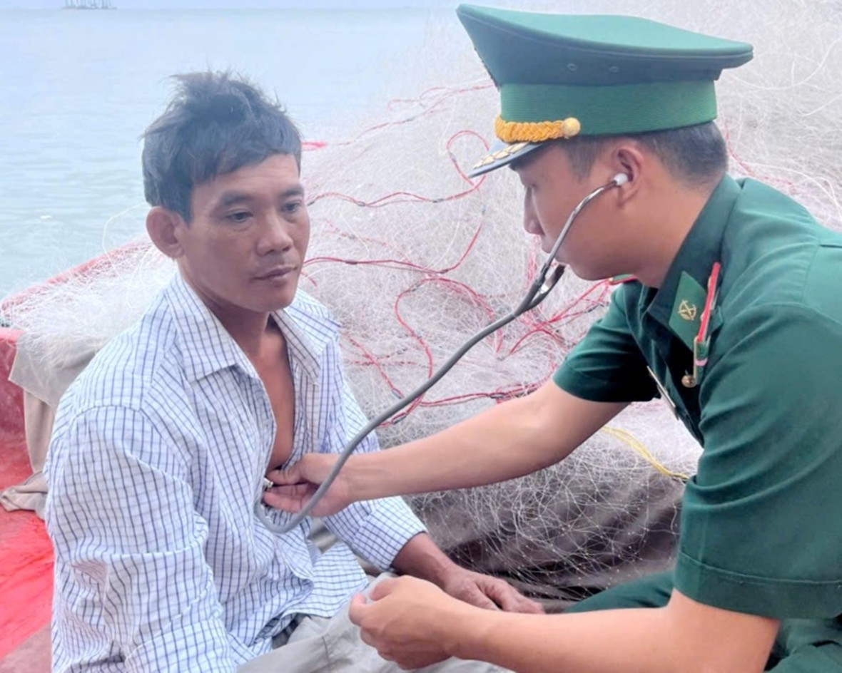 Đồn Biên phòng Hòn Khoai kịp thời hỗ trợ y tế, giúp ngư dân yên tâm vươn khơi Đồn Biên phòng Hòn Khoai kịp thời hỗ trợ y tế, giúp ngư dân yên tâm vươn khơi