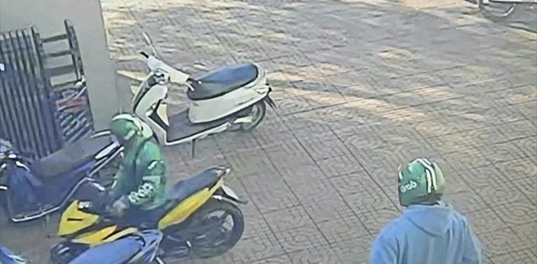 Hai đối tượng mặc đồ Grab, nghi dùng súng cướp ngân hàng giữa ban ngày ở Gia Lai Hai đối tượng mặc đồ Grab, nghi dùng súng cướp ngân hàng giữa ban ngày ở Gia Lai