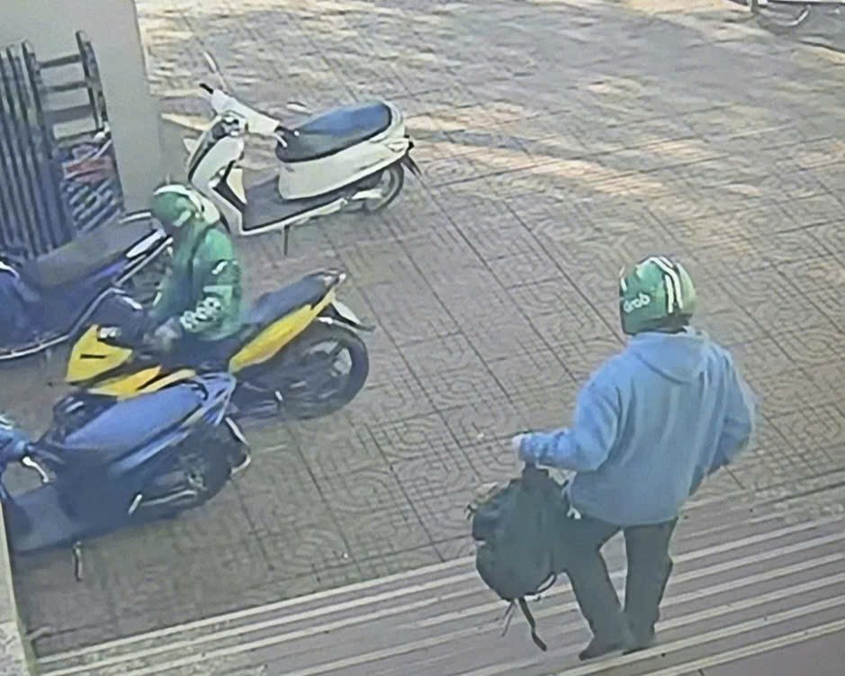 Hai đối tượng mặc đồ Grab, nghi dùng súng cướp ngân hàng giữa ban ngày ở Gia Lai Hai đối tượng mặc đồ Grab, nghi dùng súng cướp ngân hàng giữa ban ngày ở Gia Lai