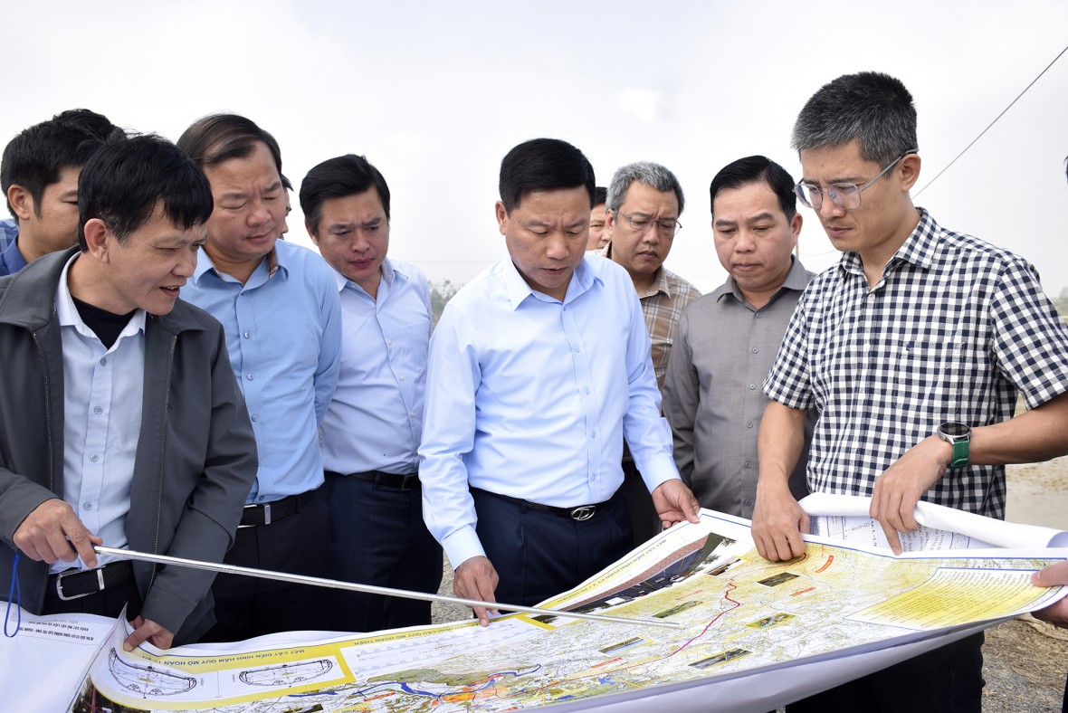 Phó Chủ tịch UBND tỉnh Nghệ An kiểm tra thực địa dự án tại xã Hoa Quân. Phó Chủ tịch UBND tỉnh Nghệ An kiểm tra thực địa dự án tại xã Hoa Quân.