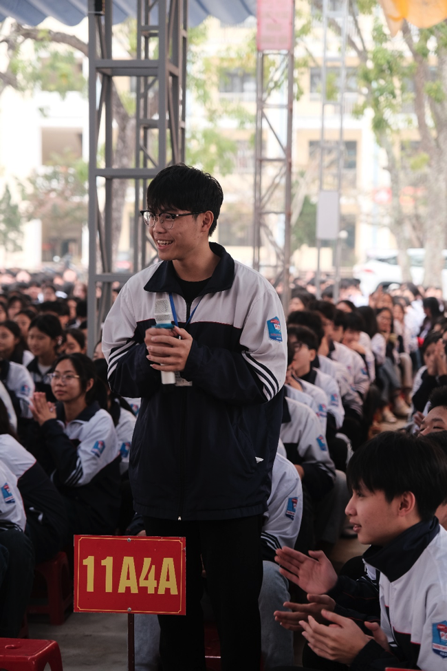 Học sinh Trường THPT Phụ Dực nhiệt tình tham gia phần minigame, qua đó củng cố kiến thức một cách trực quan