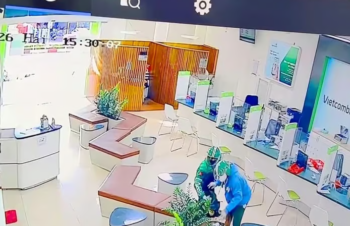 Hiện trường vụ cướp. (Ảnh cắt từ camera an ninh) 