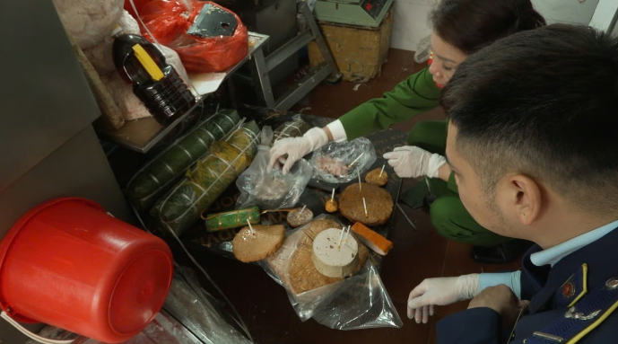 Lực lượng chức năng kiểm tra các sản phẩm tại cơ sở.