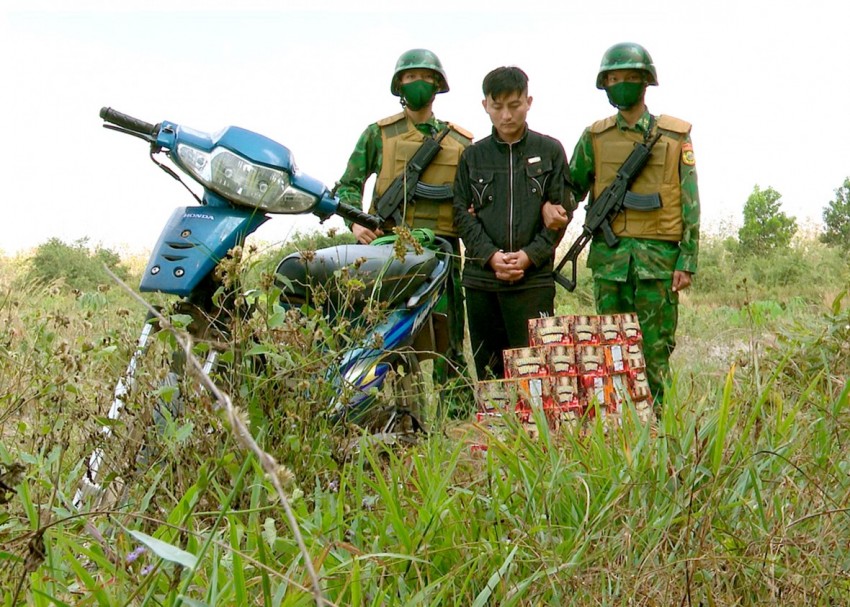 BĐBP Tây Ninh bắt đối tượng vận chuyển gần 1 tạ pháo hoa nổ qua biên giới