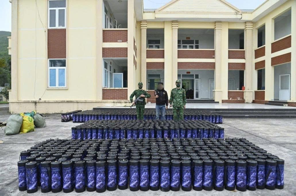 Đối tượng Phạm Đình Đạt cùng tang vật. Đối tượng Phạm Đình Đạt cùng tang vật.