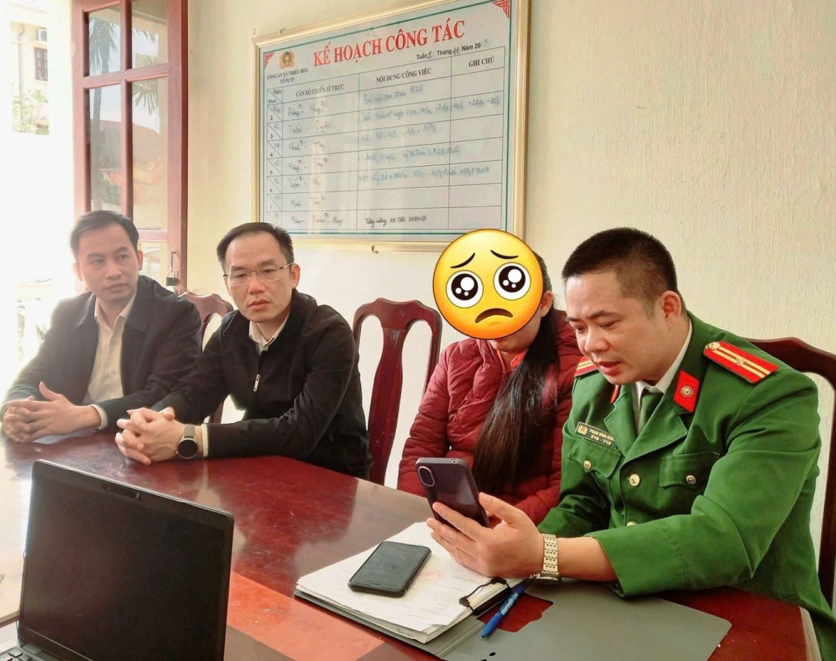 Đại diện Công an xã và Ngân hàng NN&PTNT chi nhánh Thiệu Hoá tuyên truyền,  giải thích cho chị H về phương thức, thủ đoạn của tội phạm lừa đảo chiếm đoạt tài sản 