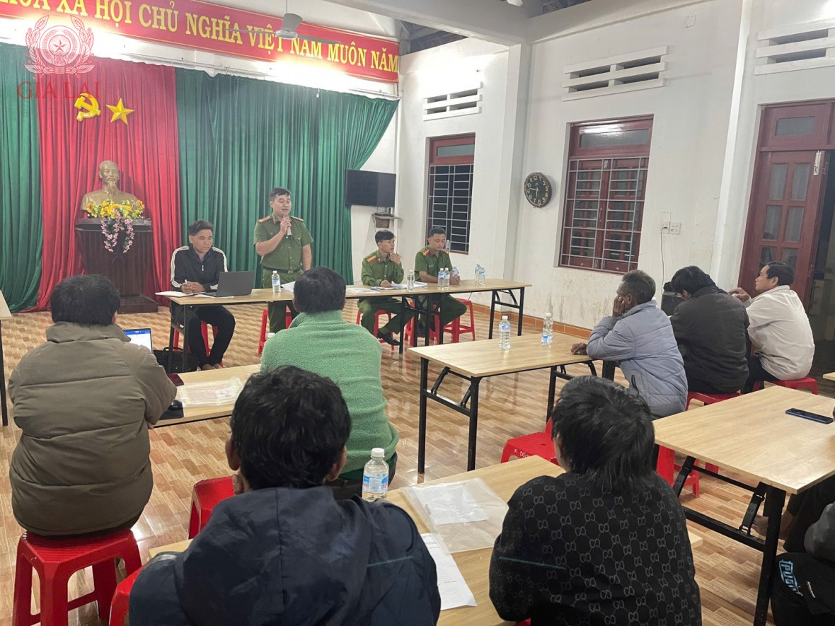 Công an cấp xã tuyên truyền pháp luật về pháo cho người dân