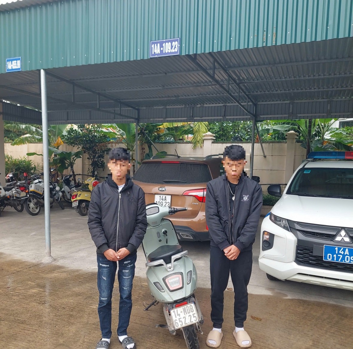 CSGT Quảng Ninh xử lý hai thiếu niên biểu diễn nguy hiểm bằng xe máy điện trên mạng xã hội CSGT Quảng Ninh xử lý hai thiếu niên biểu diễn nguy hiểm bằng xe máy điện trên mạng xã hội