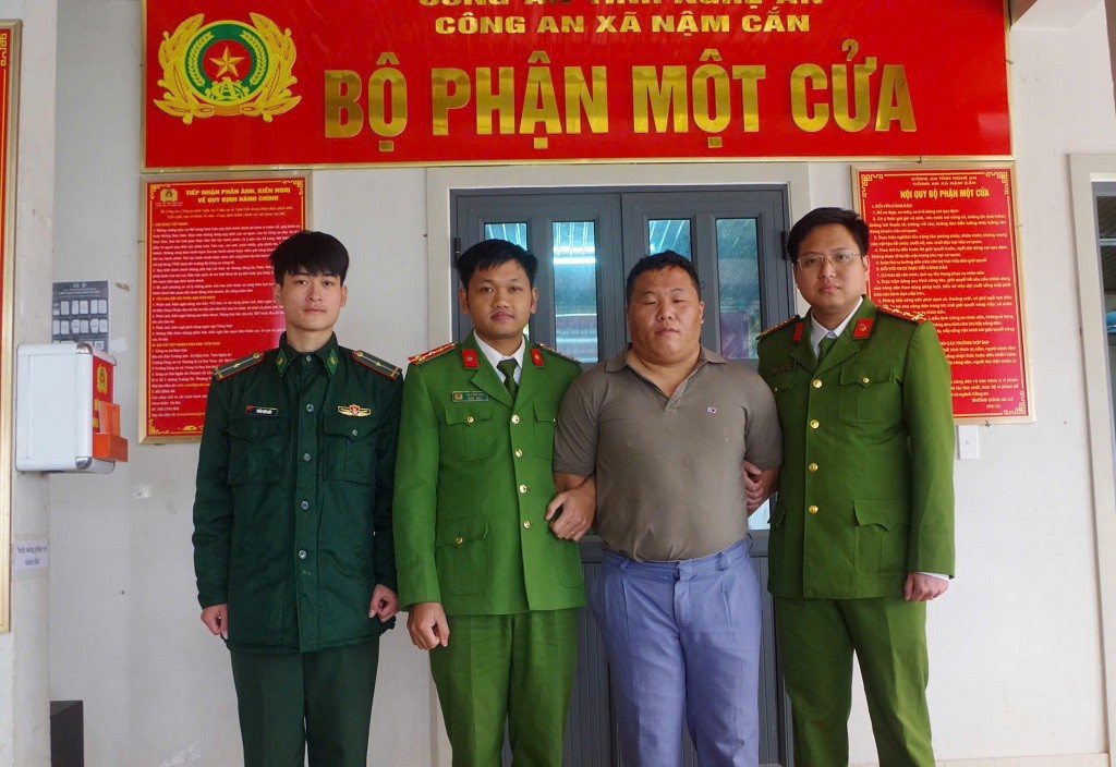 Lầu Bá Cải bị bắt giữ sau 17 năm trốn truy nã - Ảnh Công an Nghệ An.