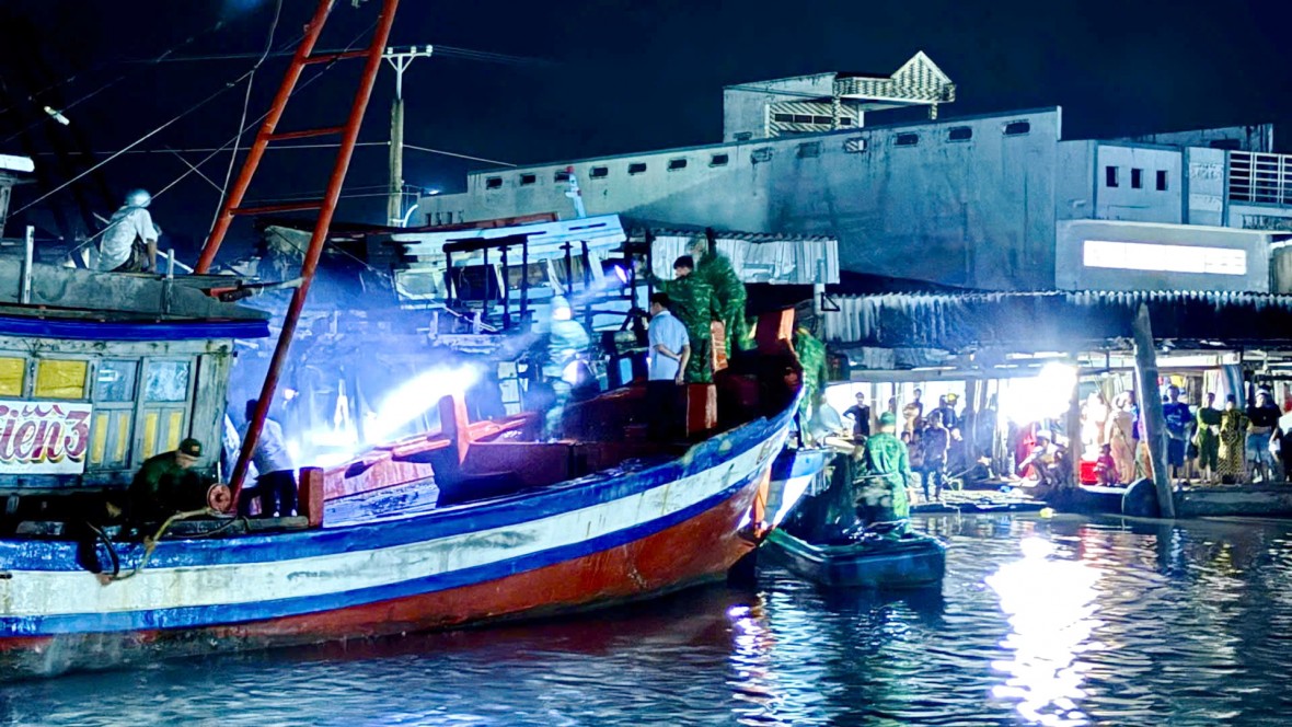 BĐBP Cà Mau kịp thời chống chế nhiều vụ cháy tàu cá, bảo đảm an toàn cho ngư dân, vững vàng nơi tuyến biển
