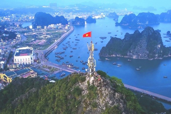 Dưới lá cờ Đảng trên đỉnh núi Bài Thơ, thợ mỏ vùng than vẫn luôn vững vàng tiến bước