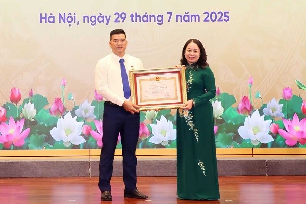 Dưới lá cờ Đảng trên đỉnh núi Bài Thơ, thợ mỏ vùng than vẫn luôn vững vàng tiến bước