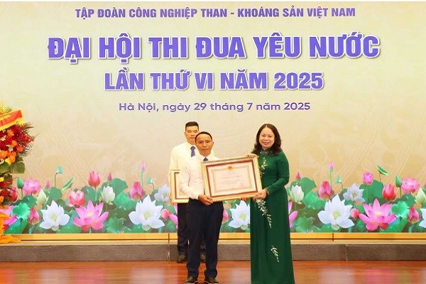 Dưới lá cờ Đảng trên đỉnh núi Bài Thơ, thợ mỏ vùng than vẫn luôn vững vàng tiến bước