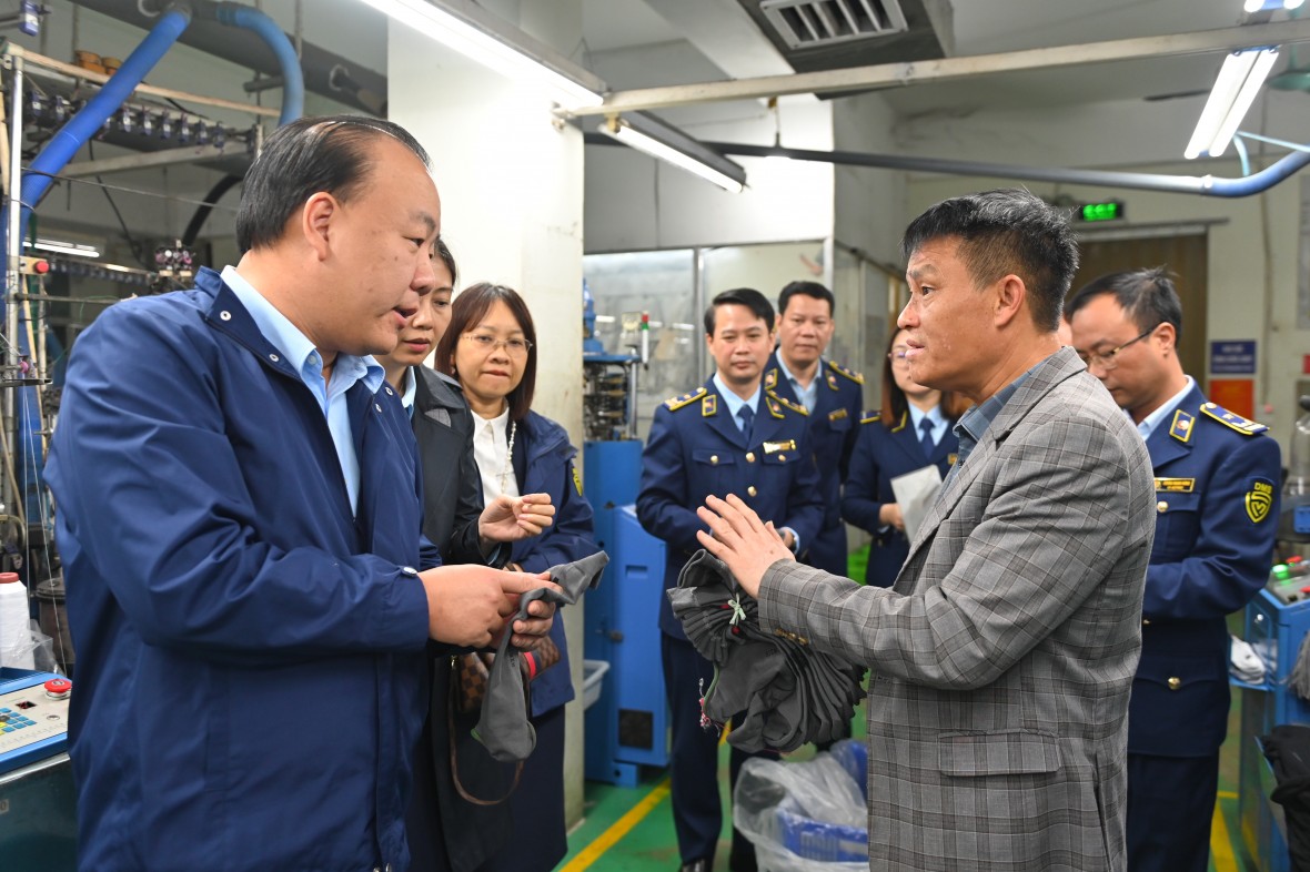 Cục trưởng Trần Hữu Linh trao đổi với ại diện Công ty Cổ phần Dệt may Phú Vĩnh Hưng.