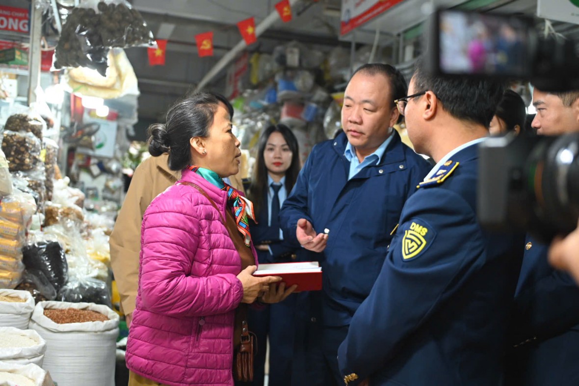 Đoàn công tác Bộ Công Thương trực tiếp kiểm tra chợ Hà Đông và các doanh nghiệp sản xuất tại Hà Nội nhằm đảm bảo nguồn cung hàng hóa, ổn định giá cả phục vụ Tết Nguyên đán Bính Ngọ 2026. Ảnh: Bộ Công thương
