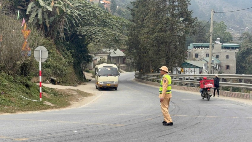 Công an Lào Cai xử lý vết dầu loang trên đường đèo, phòng ngừa rủi ro an toàn giao thông Công an Lào Cai xử lý vết dầu loang trên đường đèo, phòng ngừa rủi ro an toàn giao thông