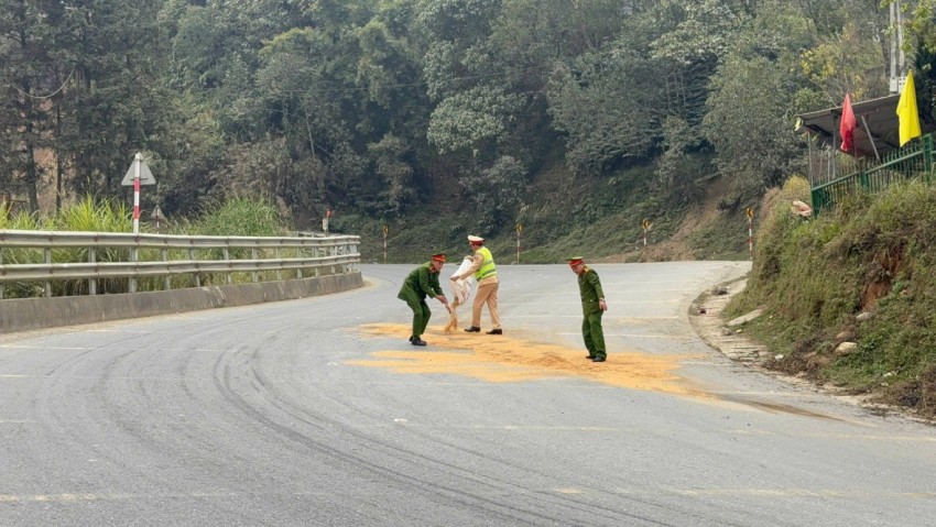Công an Lào Cai xử lý vết dầu loang trên đường đèo, phòng ngừa rủi ro an toàn giao thông Công an Lào Cai xử lý vết dầu loang trên đường đèo, phòng ngừa rủi ro an toàn giao thông
