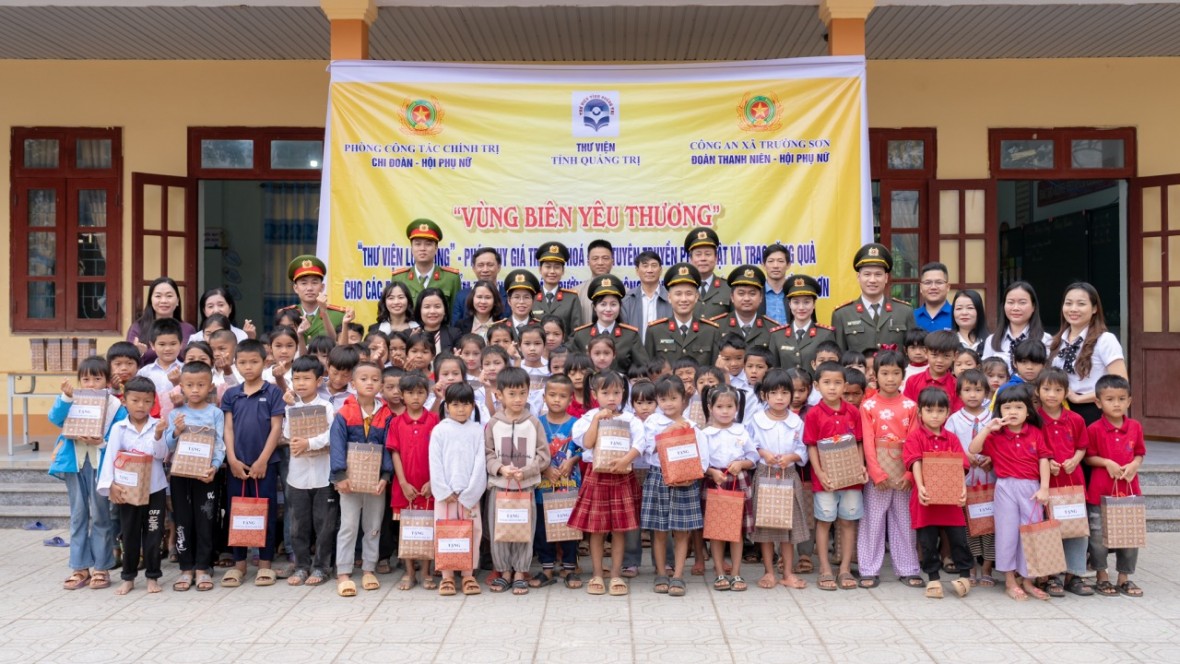 Ý nghĩa hành trình “Vùng biên yêu thương” tại điểm trường Khe Cát, xã Trường Sơn.