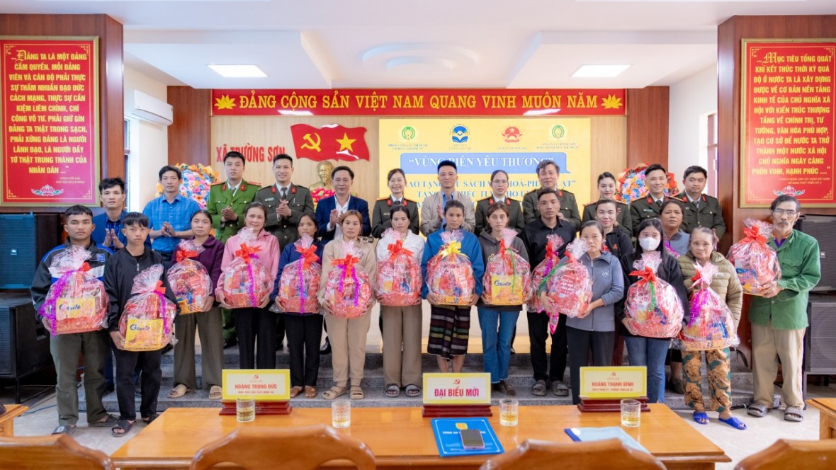 Những phần quà thiết yếu đến với người dân xã Trường Sơn.