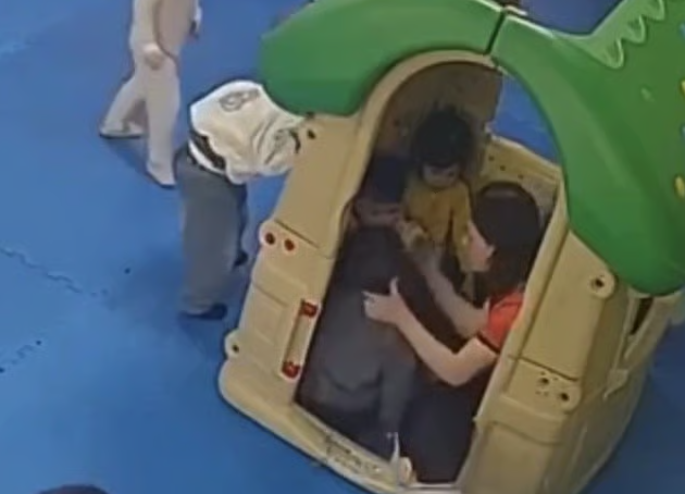 Xôn xao clip cô giáo mầm non tát trẻ 3 tuổi tại Trường Sunflower. Ảnh: Cắt từ clip