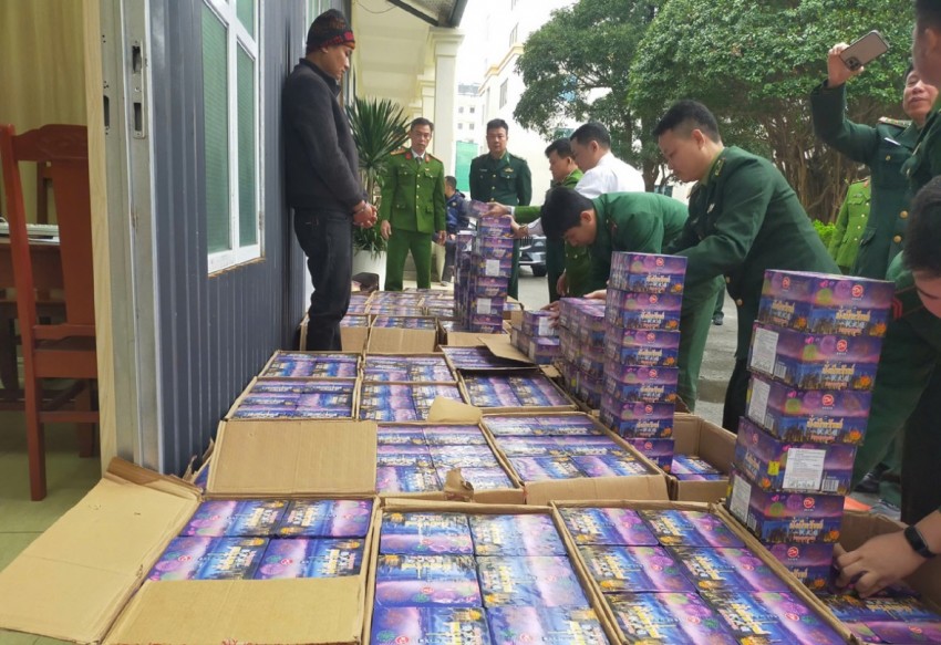 Hơn 1 tấn pháo hoa nổ được lực lượng chức năng thu giữ. Hơn 1 tấn pháo hoa nổ được lực lượng chức năng thu giữ.