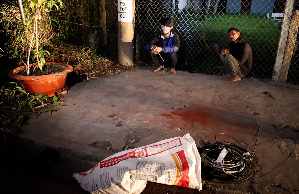 Đôi bạn nghiện ma túy, rủ nhau đi trộm cắp dây điện thì bị bắt quả tang