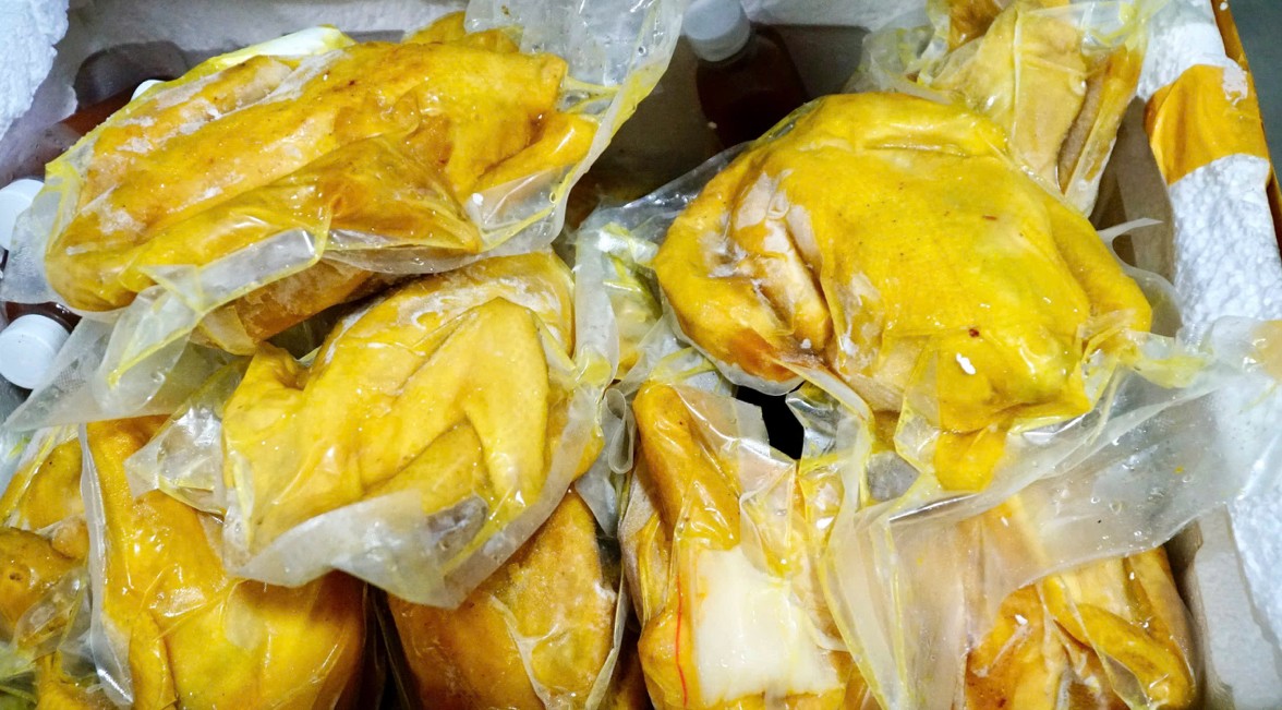 Tiêu hủy hàng trăm gói gà ủ muối, chân gà rút xương nhập lậu tại Thái Nguyên