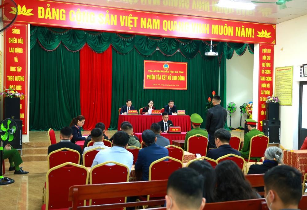 Phiên tòa được tổ chức bằng hình thức lưu động tại phường Thành Sen, tỉnh Hà Tĩnh.
