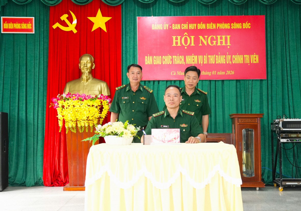 Đồn Biên phòng Sông Đốc bàn giao chức trách Bí thư Đảng ủy, Chính trị viên
