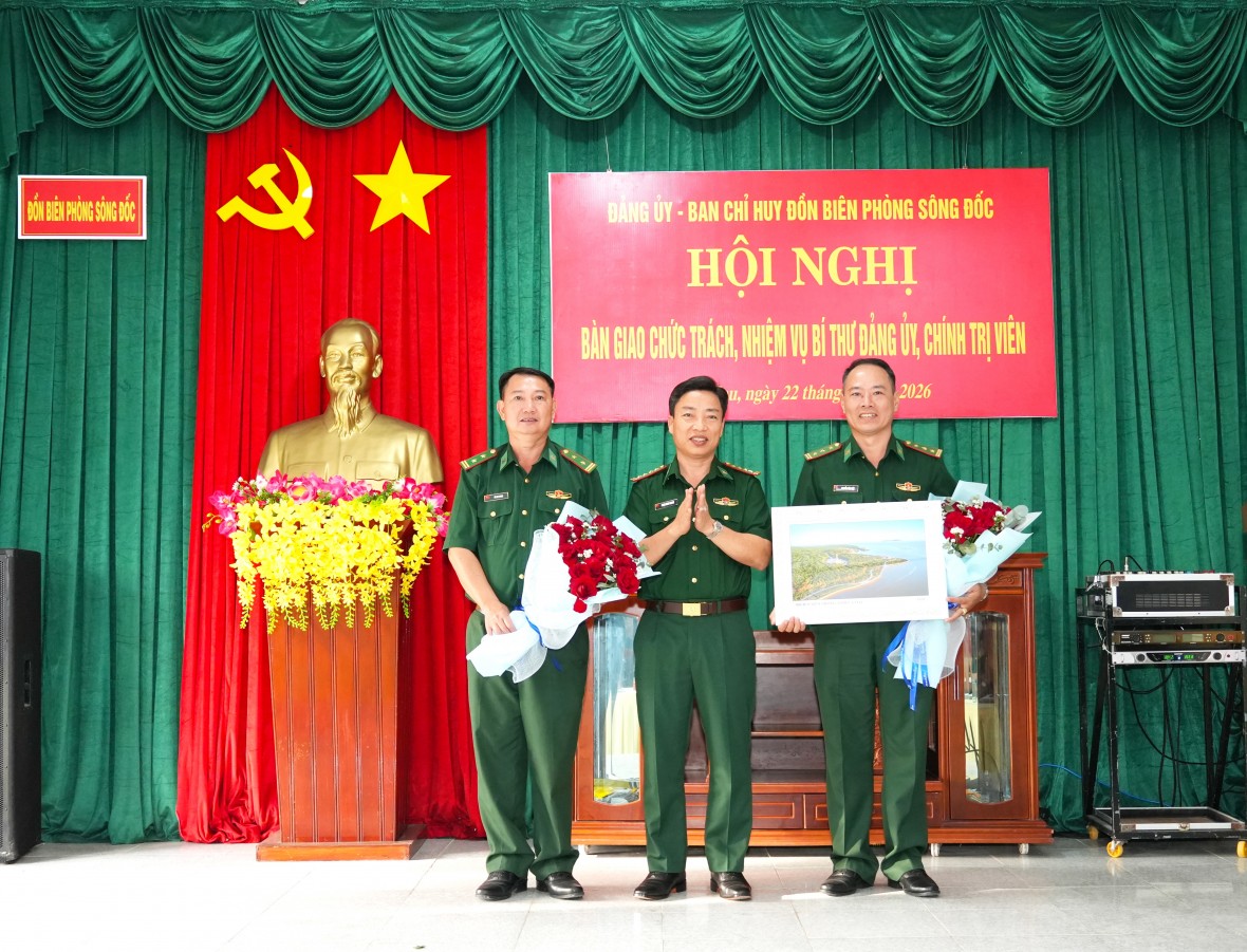 Đồn Biên phòng Sông Đốc bàn giao chức trách Bí thư Đảng ủy, Chính trị viên