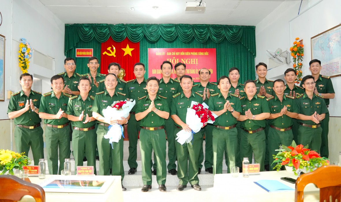 Đồn Biên phòng Sông Đốc bàn giao chức trách Bí thư Đảng ủy, Chính trị viên