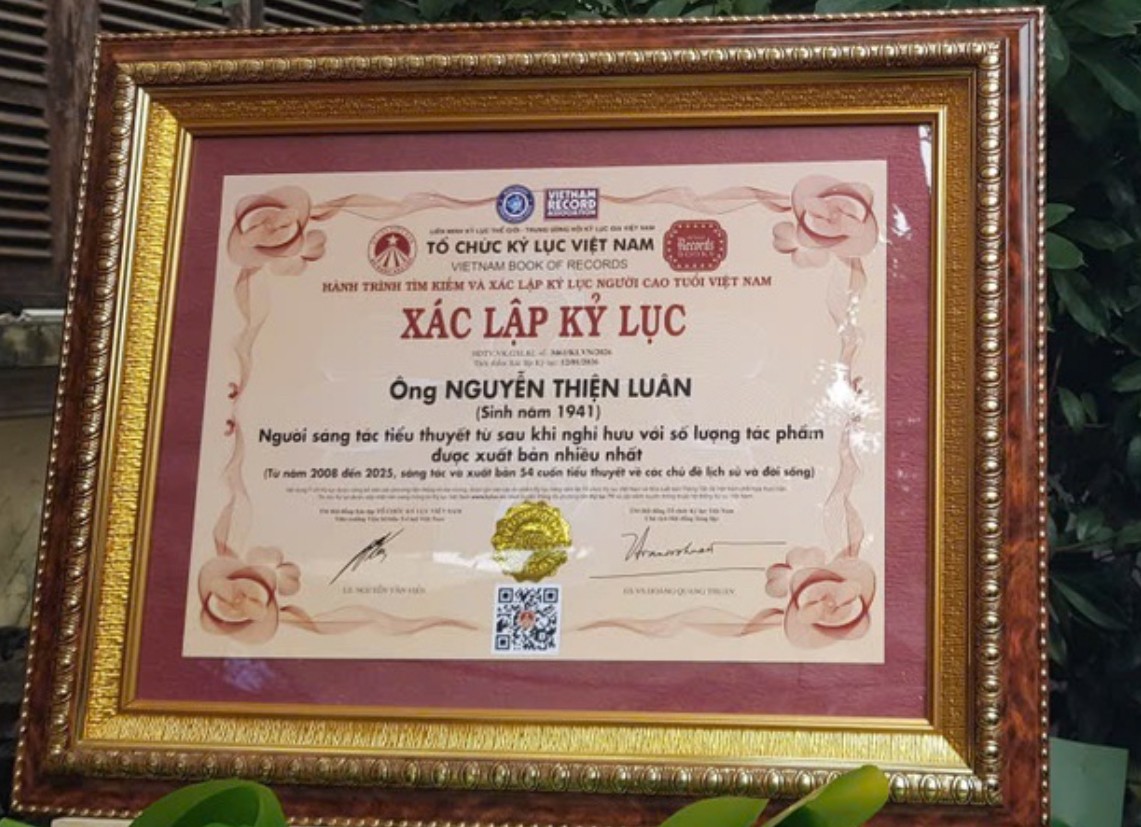 Xác lập Kỷ lục Việt Nam cho người sáng tác nhiều tiểu thuyết nhất sau khi nghỉ hưu
