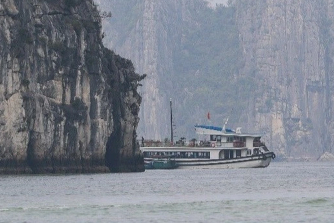 Tàu nhỏ bám, buộc vào tàu du lịch chở khách trên Vịnh Hạ Long (Ảnh: Công an cung cấp).