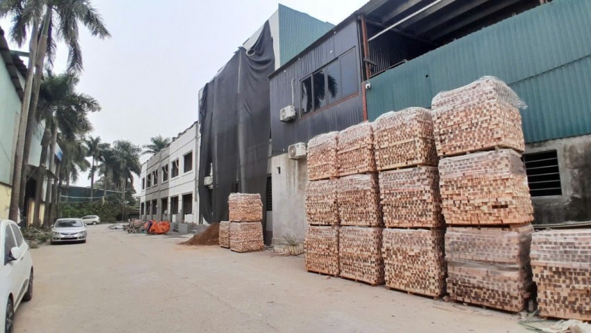 Hiện trạng dãy nhà từng vi phạm sau lớp tôn được dỡ bỏ tại phường Việt Hưng