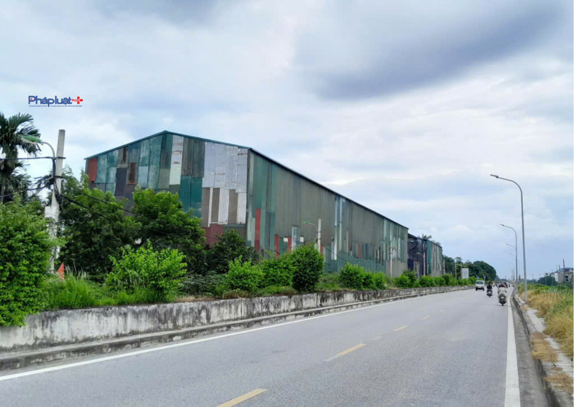 Hiện trạng dãy nhà từng vi phạm sau lớp tôn được dỡ bỏ tại phường Việt Hưng Hiện trạng dãy nhà từng vi phạm sau lớp tôn được dỡ bỏ tại phường Việt Hưng