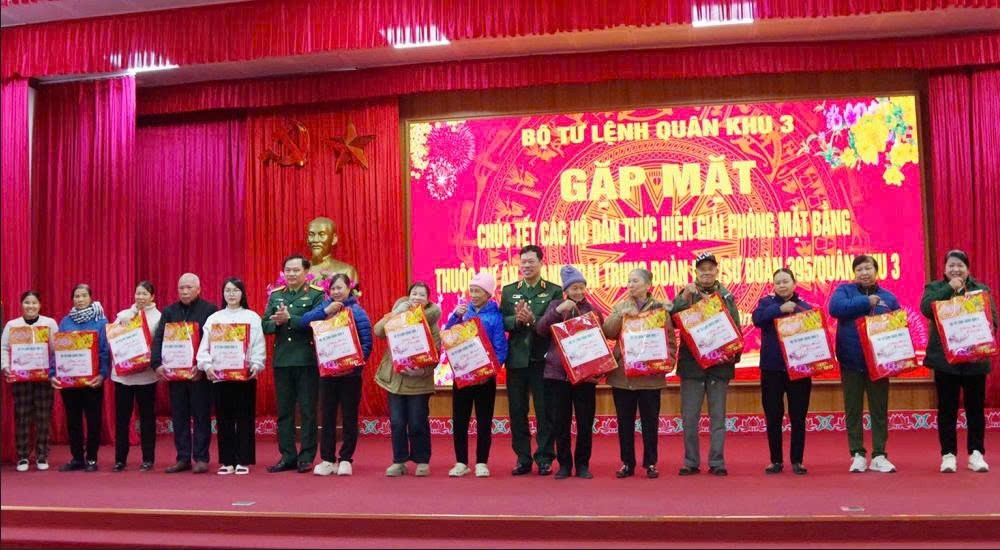 Thiếu tướng Lê Văn Long, Phó Tư lệnh Quân khu 3; Đại tá Hoàng Văn Thuyết, Tỉnh ủy viên, Phó Bí thư Thường trực Đảng ủy, Chính ủy Bộ CHQS tỉnh, tặng quà các hộ dân giải phóng mặt bằng phục vụ dự án xây dựng Trung đoàn Bộ binh 2 (Sư đoàn 395) tại phường Bìn
