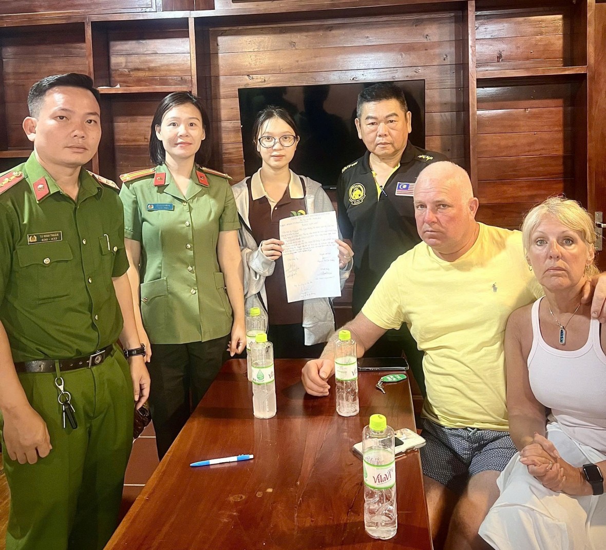 Công an đặc khu Phú Quốc hỗ trợ 2 du khách người Anh nhận lại gần 300 triệu đồng do nhầm lẫn thanh toán Công an đặc khu Phú Quốc hỗ trợ 2 du khách người Anh nhận lại gần 300 triệu đồng do nhầm lẫn thanh toán