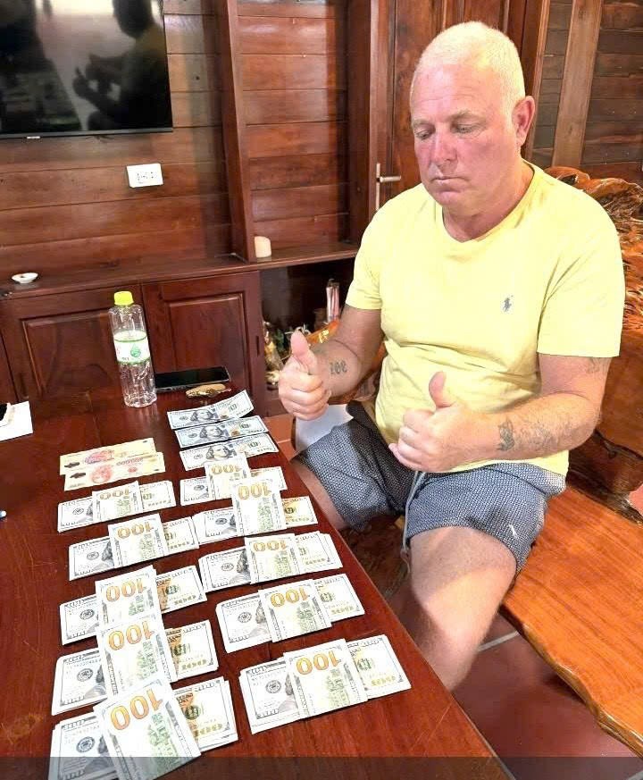 Công an đặc khu Phú Quốc hỗ trợ 2 du khách người Anh nhận lại gần 300 triệu đồng do nhầm lẫn thanh toán Công an đặc khu Phú Quốc hỗ trợ 2 du khách người Anh nhận lại gần 300 triệu đồng do nhầm lẫn thanh toán