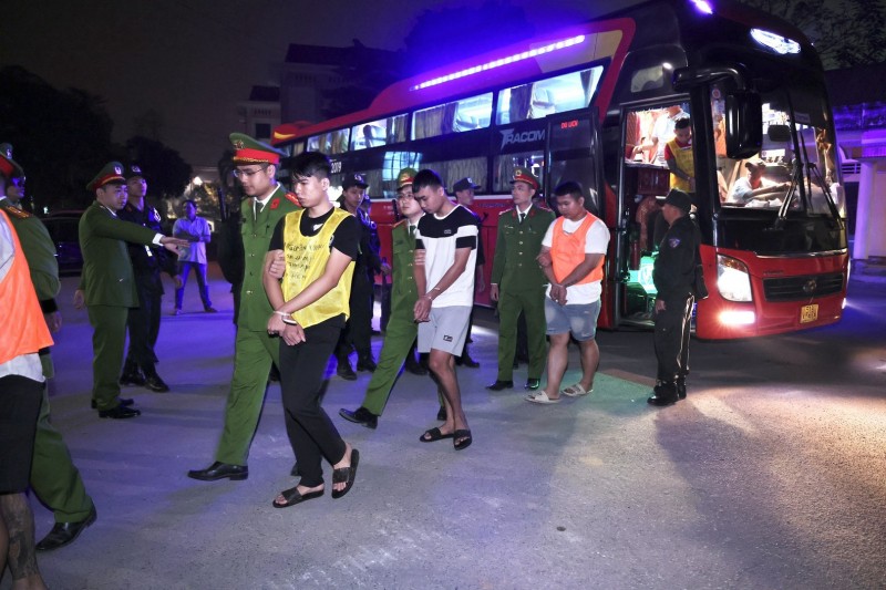 Công an tỉnh Tuyên Quang di lý 74 đối tượng (trên tổng số 205 đối tượng bị bắt giữ) trong đường dây lừa đảo chiếm đoạt tài sản tại Campuchia từ cửa khẩu quốc tế Mộc Bài. Ảnh: Bộ Công an Công an tỉnh Tuyên Quang di lý 74 đối tượng (trên tổng số 205 đối tượng bị bắt giữ) trong đường dây lừa đảo chiếm đoạt tài sản tại Campuchia từ cửa khẩu quốc tế Mộc Bài. Ảnh: Bộ Công an