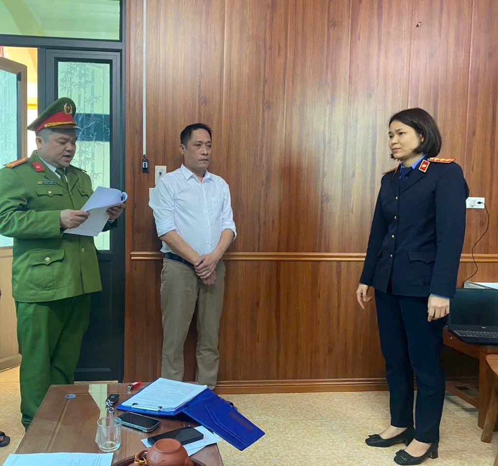 Cơ quan tố tụng đọc quyết định khởi tố bị can (Ảnh: Công an cung cấp). Cơ quan tố tụng đọc quyết định khởi tố bị can (Ảnh: Công an cung cấp).