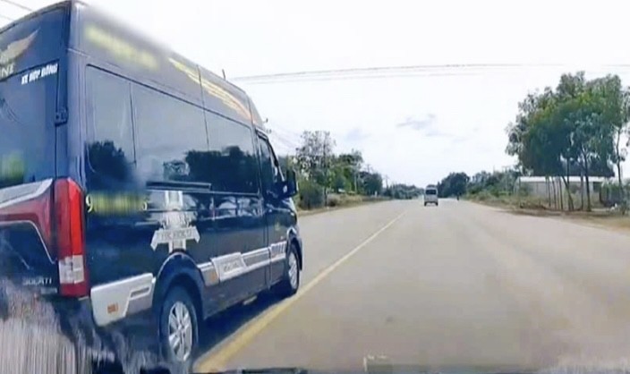 Từ clip người dân cung cấp, 2 tài xế xe khách ở Đồng Nai bị xử phạt Từ clip người dân cung cấp, 2 tài xế xe khách ở Đồng Nai bị xử phạt