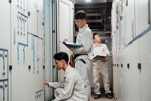 Nhân viên kỹ thuật TNPM đang kiểm tra hệ thống điện