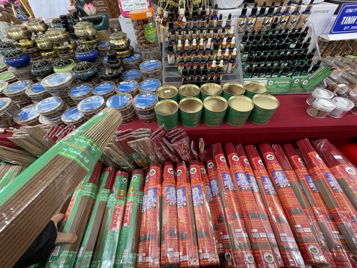 Hà Nội: Nhộn nhịp không khí mua sắm Tết tại Hội chợ Nông sản 2026