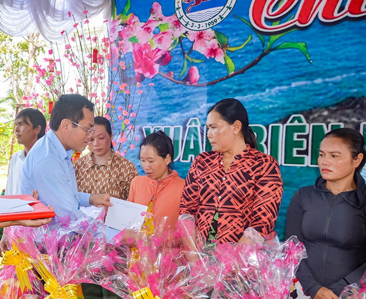 Xuân biên cương hải đảo – Tết thắm tình quân dân nơi biên giới biển Cà Mau
