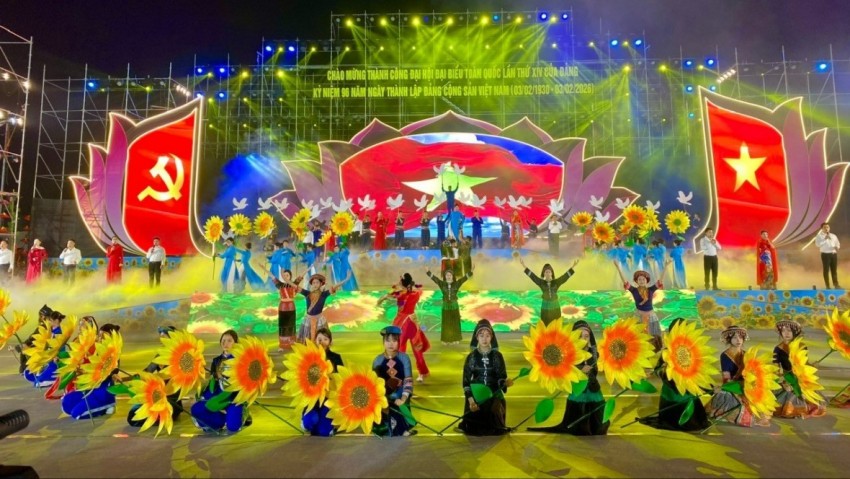 Lào Cai: Đặc sắc chương trình nghệ thuật “Tự hào tiến bước dưới cờ Đảng quang vinh”